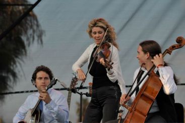 MacMaster performing in 2009 at the LA Acoustic Music Festival in Santa Monica, California (photo by Wayne Smith, courtesy of nataliemacmaster.com)