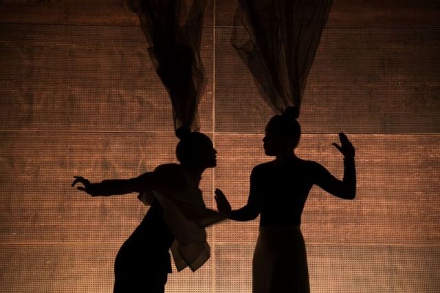Flamenco dancer Rocío Molina and Honji Wang in Felahikum (photo © Ghostographic)