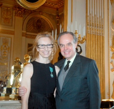 Marie Chouinard with Frédéric Mitterrand receiving the grade de chevalière de l’Ordre des arts et des lettres de la France in 2009 (photo by Farida Bréchemier)