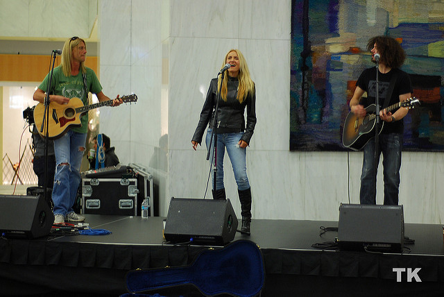 Sass Jordan and her husband Derek Sharp (L) performing in Toronto on Sept. 29, 2009 at "Busking for Change," a fundraiser for War Child Canada (photo by Damien D., Flickr Creative Commons)