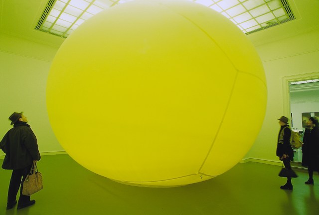 "Die Story über den Freund vom Sohn der deutschen Synchronstimme von Robert de Niro" (1995), latex air balloon, 500 x 600 x 700 cm, part of the exhibition "Urbane Legenden - Berlin" in the Staatlichen Kunsthalle Baden-Baden (photo by Hans Hemmert)