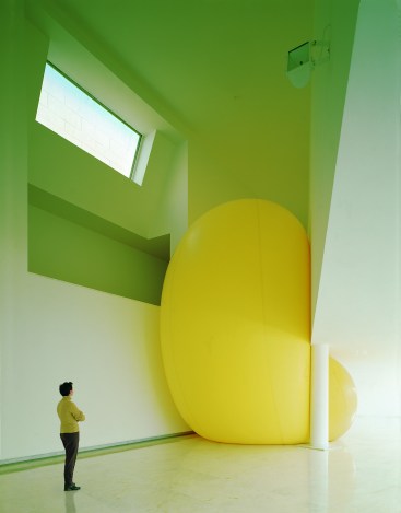 Untitled 1998 installation [latex balloon/ air/museum; 900 x 550 x 650 cm; Centro Galego de Arte Contemporanea, Spain, © Hans Hemmert and VG Bild Kunst