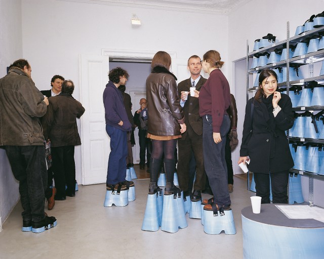 "level" (1997), Styrodur/rubber/Velcro/measuring device, 50 pairs of platform shoes with heights of 5-43 cm, installation view at Galerie Gebauer Berlin, © Hans Hemmert and VG Bild Kunst