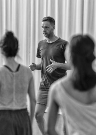 Jefta Van Dinther working with "Plateau Effect" dancers (photo by Jubal Battisti)