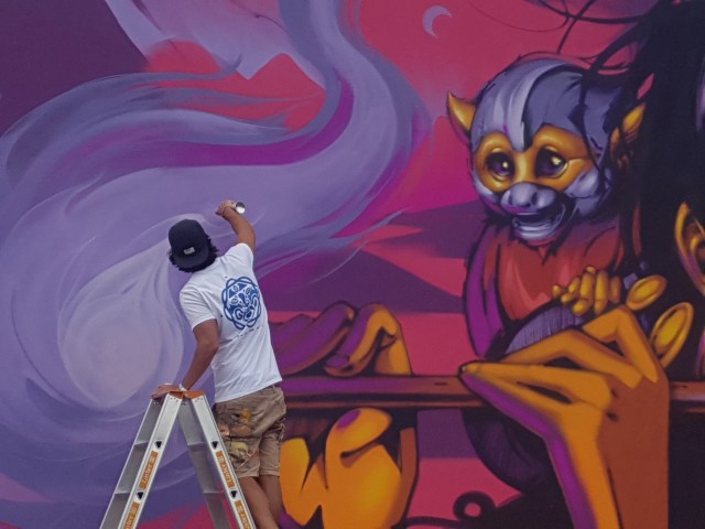 Nasca Uno working on his mural for Lollapalooza Berlin on Sept. 7, 2019 (photo by Anita Malhotra)